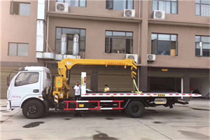 万山特附近汽车轮胎更换